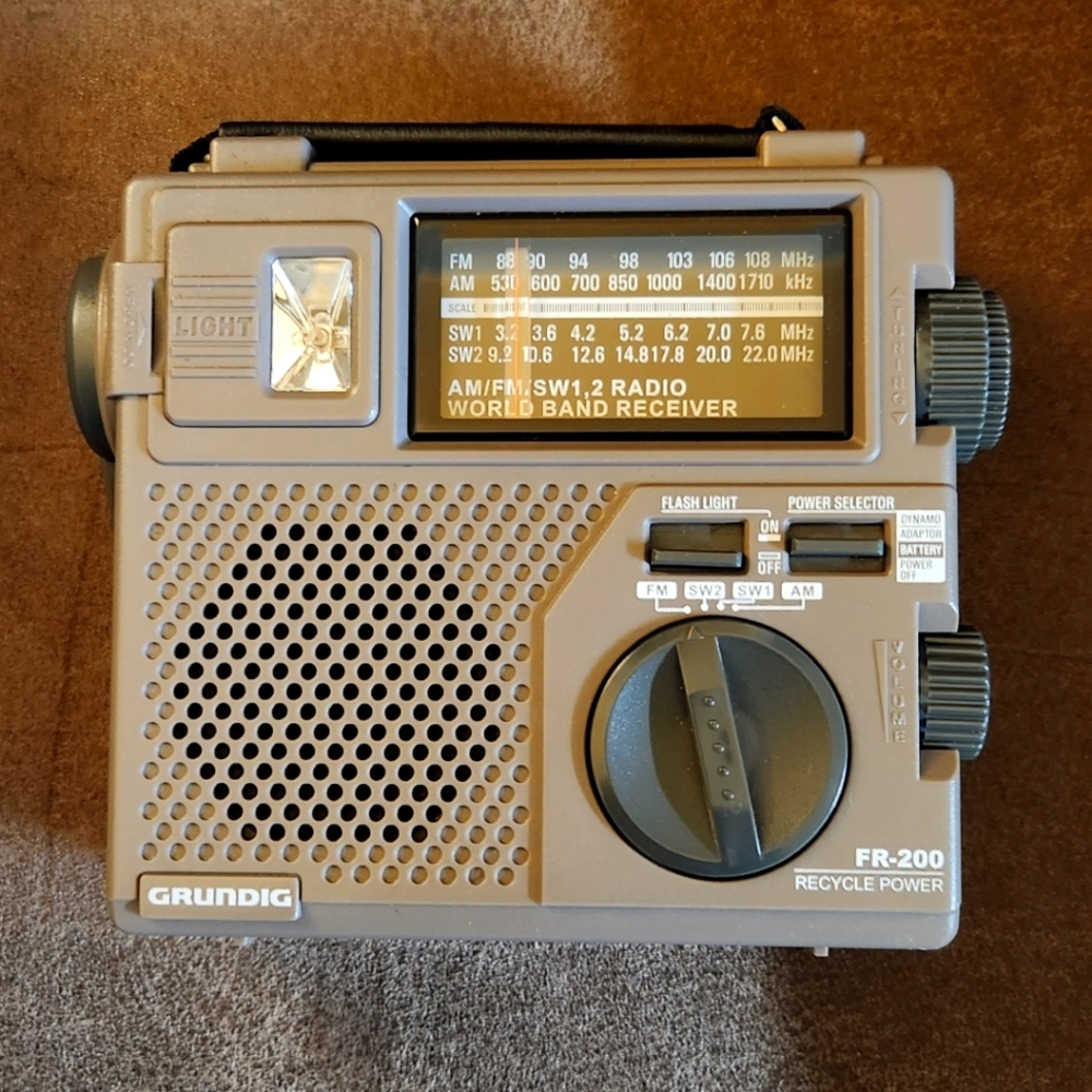 Grundig FR-200 Emergency World Band Radio AM/FM/SW 1 and 2 World Receivers